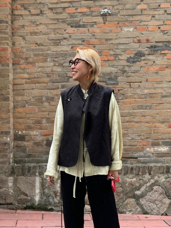 指点江山 BLACK silk vest - Image 5