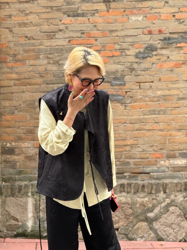 指点江山 BLACK silk vest - Image 6